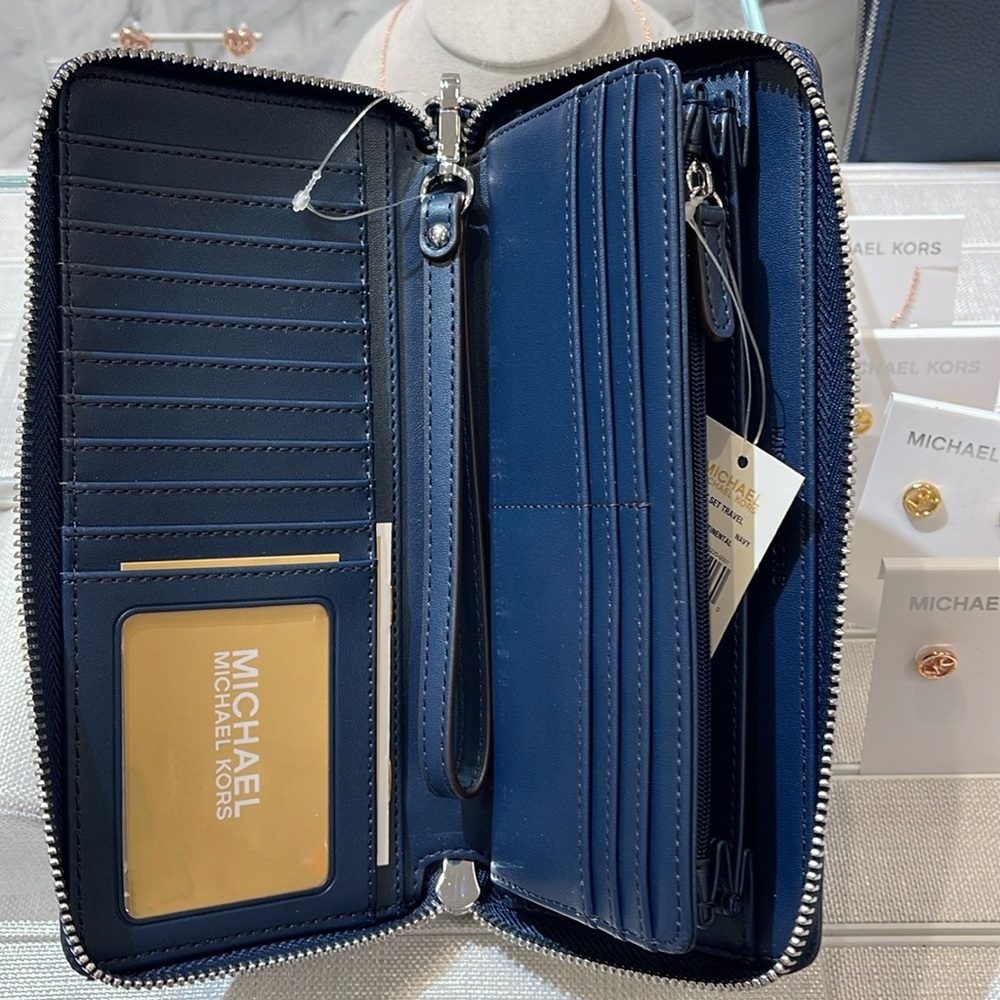 MICHAEL KORS LARGE TRAVEL CONTINENTAL WRISTLET WALLET SMARTPHONE NAVY BLUE
NWT - Picture 9 of 16